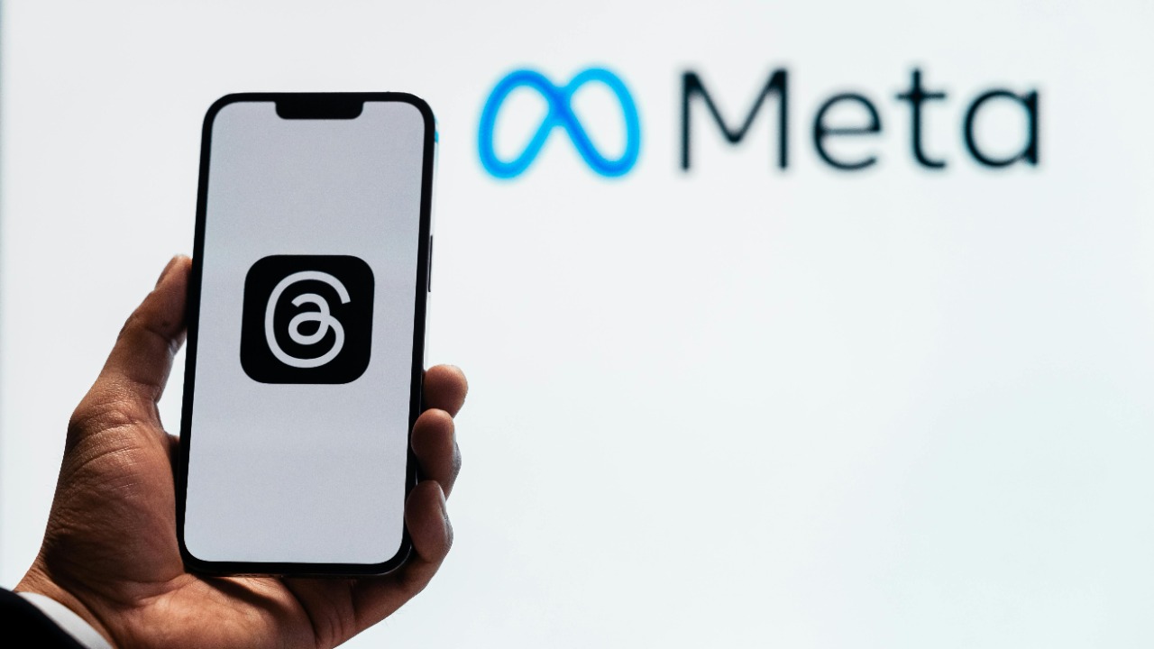 A hand holding phone opening Threads