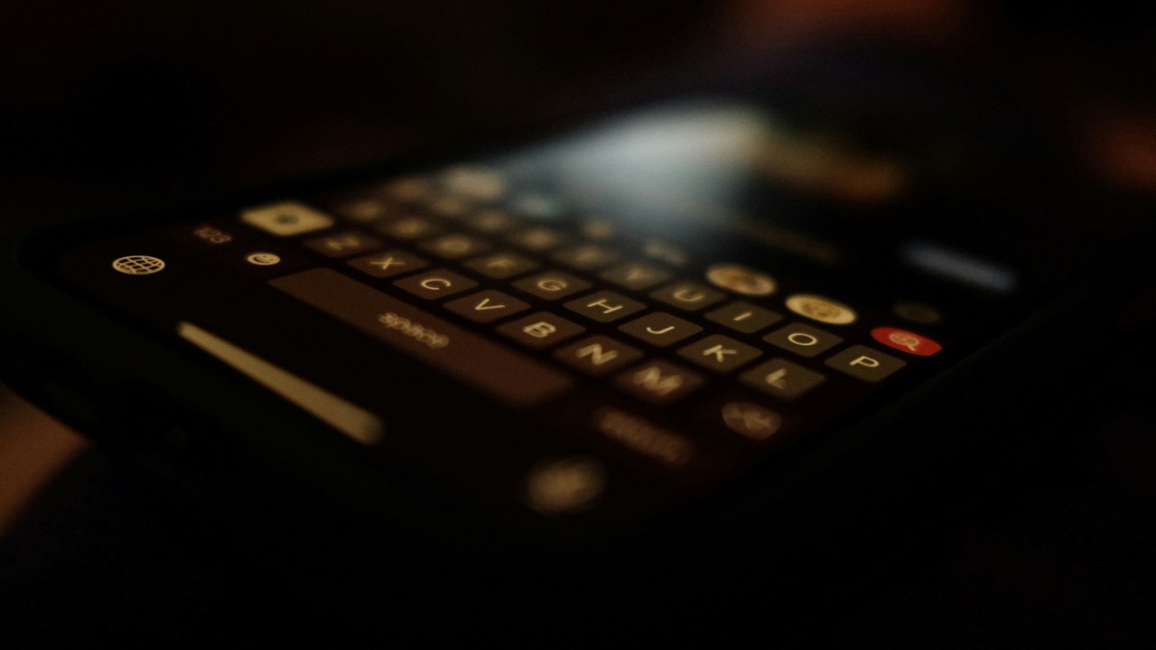 black qwerty phone turn on in dark room