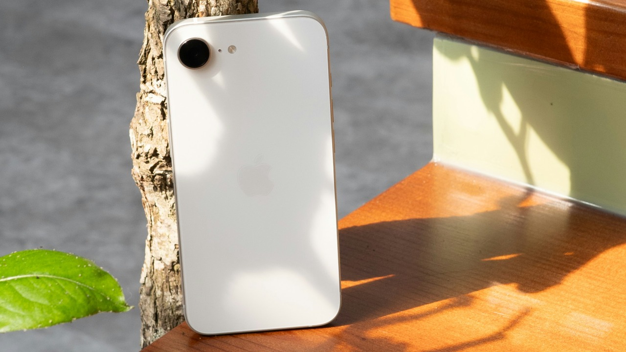 White IPhone 16e