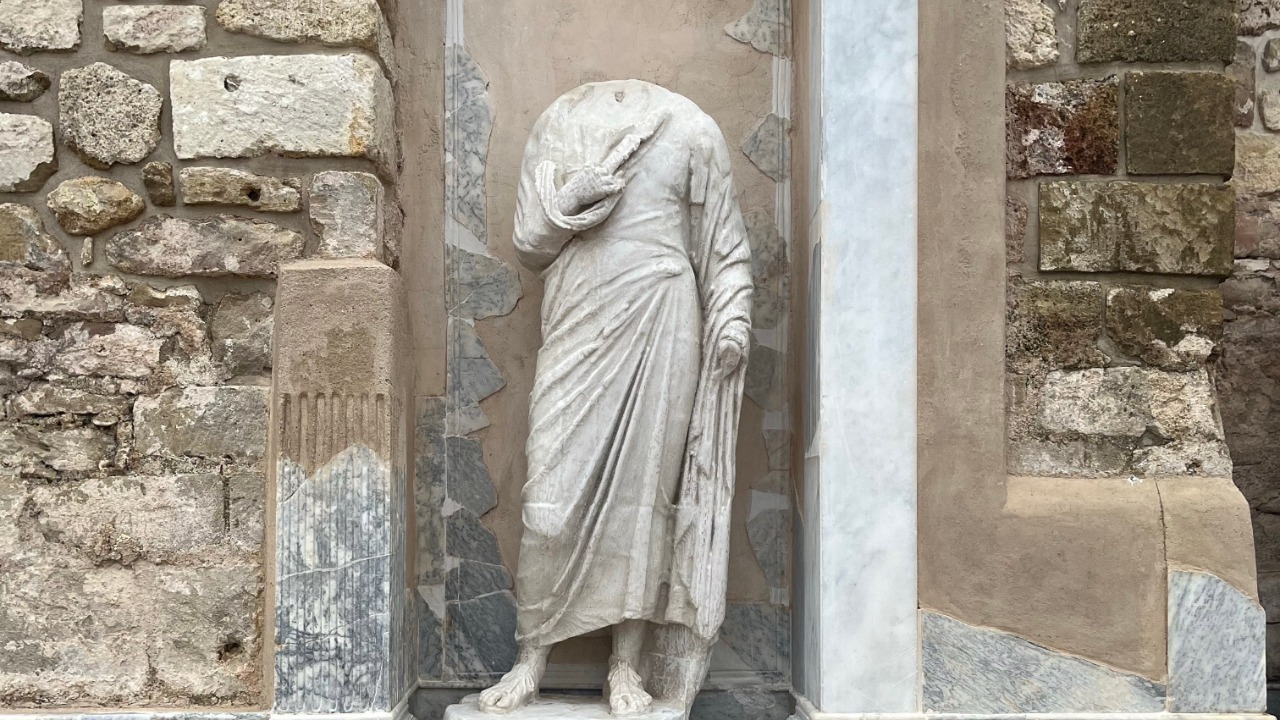 headless marble statue